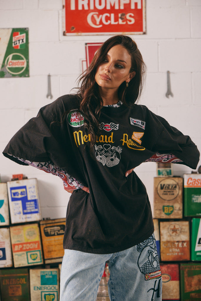 THE VERY OVERSIZED RACING BADGES TEE -BLACK