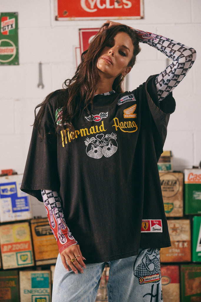 THE VERY OVERSIZED RACING BADGES TEE -BLACK